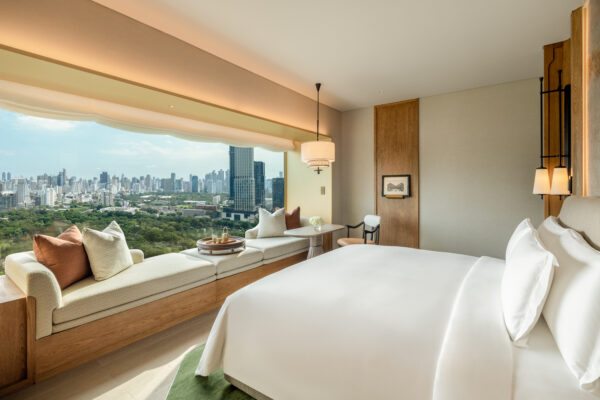 dusit-thani-bangkok-accommodation-club-suite-bedroom